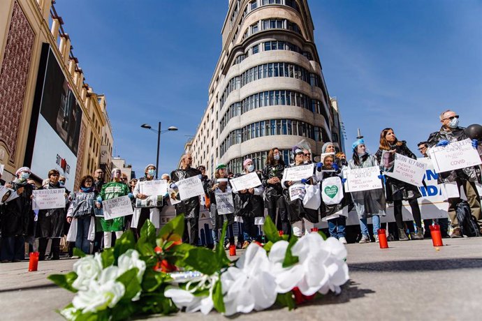 Médicos y pediatras de Atención Primaria y Urgencias Extrahospitalarias vestidos con bolsas de basura durante una manifestación para reclamar mejoras en el primer nivel asistencial, a 15 de marzo de 2023, en Madrid (España). 