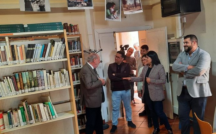 El presidente de la Diputación de Sevilla, Fernando Rodríguez Villalobos, primero por la izquierda, en la Casa de la Cultura de Almensilla.