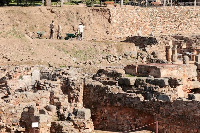 Unos peones de arqueología trabajan en las excavaciones del peristilo del Teatro Romano de Mérida este miércoles