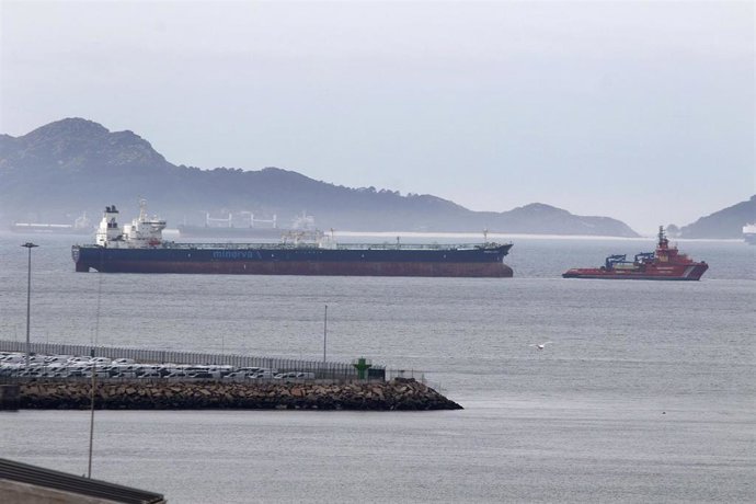 El petrolero averiado 'Minerva Nounou' llega remolcado al Puerto de Vigo, a 12 de marzo de 2023, en Vigo, Pontevedra, Galicia, (España).   