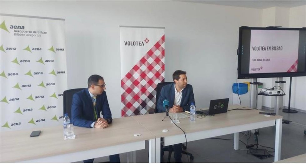 Iván Grande, director del Aeropuerto de Bilbao-Aena y Gabriel Schmilovich Isgut, director general de Estrategia de Volotea durante la rueda de premsa de previsiones operativas para 2023 en el Aeropuerto de Bilbao