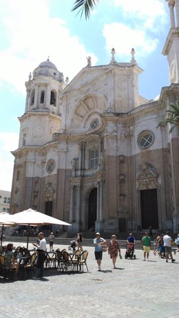 Terraza de un bar en la plaza de la Catedral de Cádiz