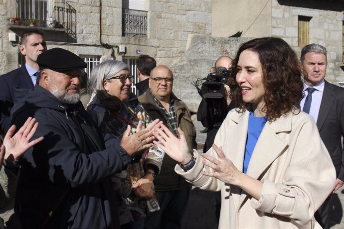 La presidenta de la Comunidad de Madrid, Isabel Díaz Ayuso saluda a los vecinos antes de la reunión del Consejo de Gobierno