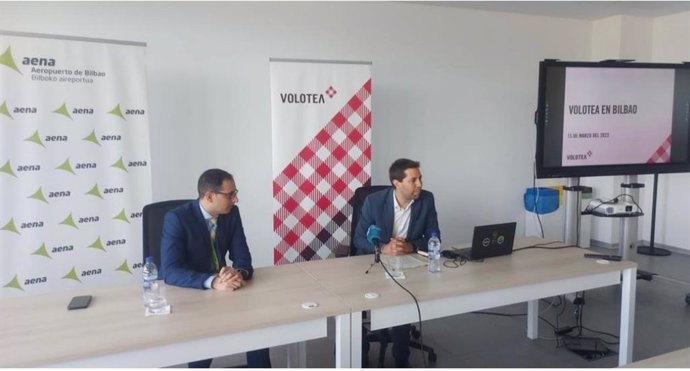 Iván Grande, director del Aeropuerto de Bilbao-Aena y Gabriel Schmilovich Isgut, director general de Estrategia de Volotea durante la rueda de premsa de previsiones operativas para 2023 en el Aeropuerto de Bilbao