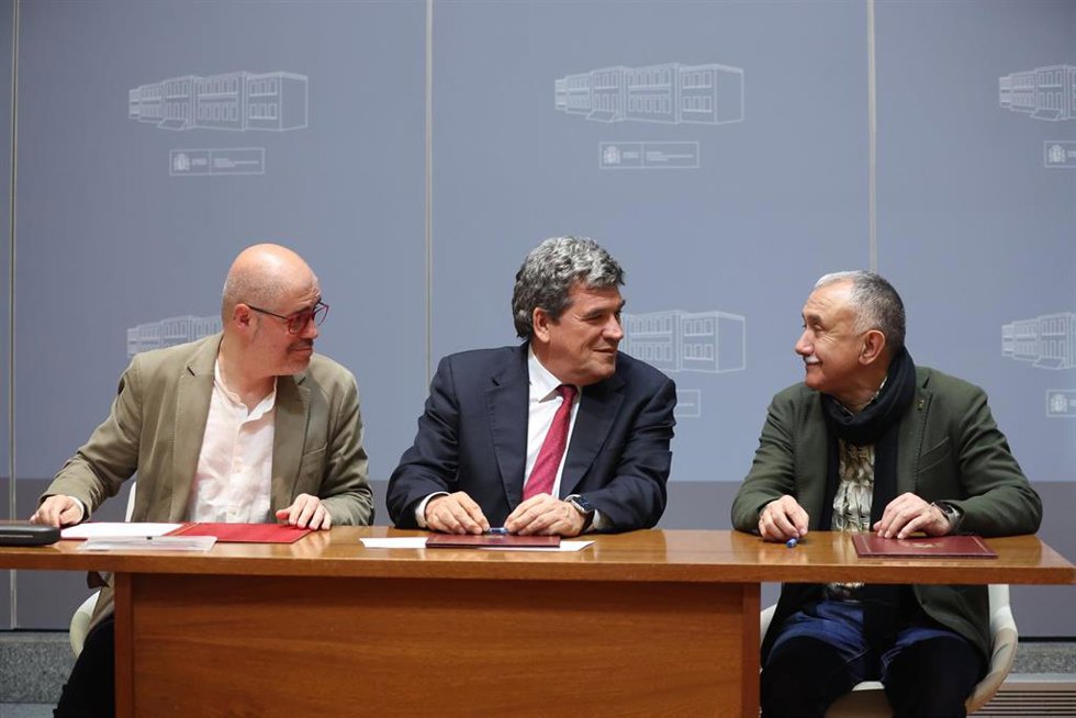 (I-D) El secretario general de Comisiones Obreras (CCOO), Unai Sordo; el ministro de Inclusión, Seguridad Social y Migraciones, José Luis Escrivá, y el secretario general de UGT, Pepe Álvarez, firman el acuerdo de pensiones