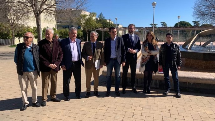 El delegado del Gobierno andaluz en Córdoba, Adolfo Molina (tercero por la dcha.), en la presentación del Plan Ecovivienda.