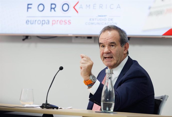 El secretario general Iberoamericano, Andrés Allamand, interviene durante una tribuna informativa de Europa Press