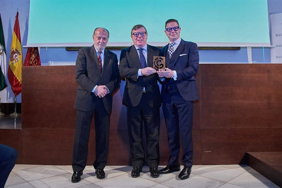 Villalobos entrega uno de los Premios Contra el Cáncer de la AECC al dúo de humoristas Los Morancos.