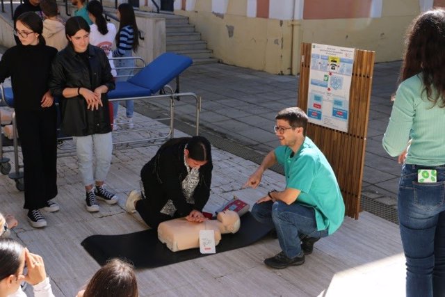 El director del Plan RCP del Hospital Juan Ramón Jiménez, Carlos Jiménez, enseña a alumnos de un instituto de Huelva cómo realizar maniobras básicas de reanimación cardiopulmonar.