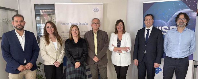 La consellera de Salud y Consumo, Patricia Gómez, y el director regional de Roche Farma España en Baleares, José Roca, firman el convenio para la segunda beca de investigación Stop Fuga de Cerebros en Baleares. En Palma (España), a 15 de marzo de 2023.