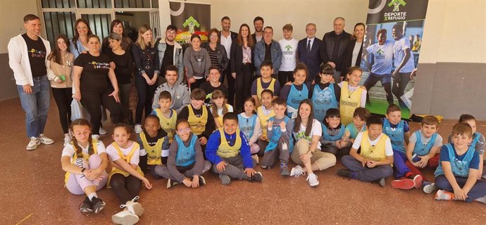 El Alto Comisionado contra la Pobreza Infantil del Gobierno de España ha visitado este miércoles el Colegio de Educación Infantil y Primaria (CEIP) Príncipe de Asturias de Torreblanca para conocer el proyecto 'Deporte por refugio'.
