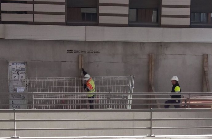 Operarios de la obra del túnel de Panaderos colocan vigas para asegurar la pared que tenía una grieta desde hace años.