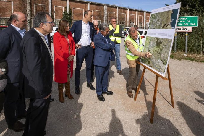 El presidente de Cantabria, Miguel Ángel Revilla, visita junto a otras autoridades las obras de la carretera entre Viveda y Duález