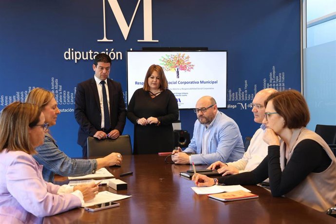 La vicepresidenta segunda, Natacha Rivas, y el vicepresidente cuarto y diputado delegado del Área de Transparencia, Gobierno Abierto y Responsabilidad Social Corporativa, Cristóbal Ortega, presenta el programa a Algarrobo y Casabermeja.