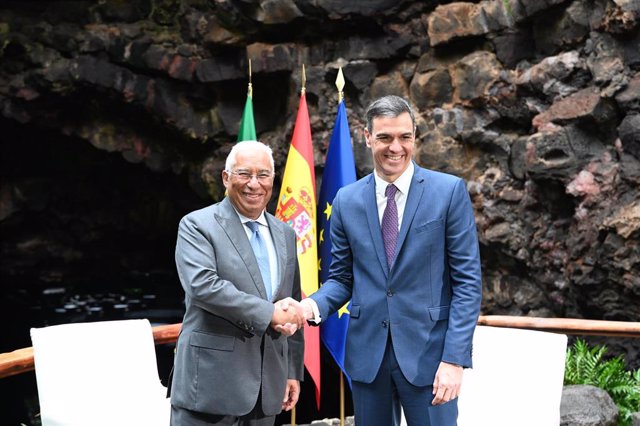 El primer ministro de la República Portuguesa, António Costa (i) y  el presidente del Gobierno, Pedro Sánchez (d), antes de la celebración de la XXXIV Cumbre Hispano-Portuguesa, a 15 de marzo de 2023, en Lanzarote, Canarias (España).