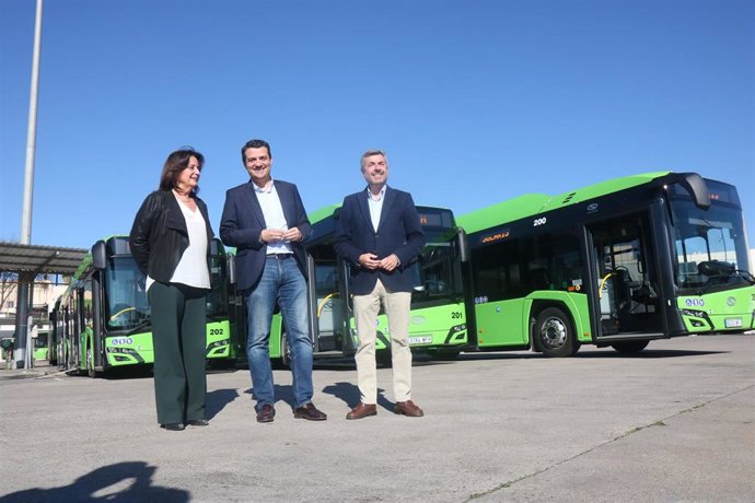 José María Bellido, Miguel Ángel Torrico y Ana Tamayo con los nuevos autobuses de gas natural comprimido y sistema híbrido.