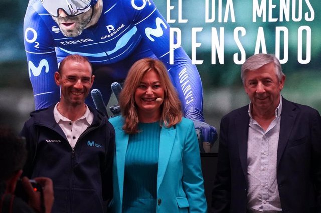 El exciclista Alejandro Valverde, la periodista Mónica Marchante y el manager general del Movistar Team, Eusebio Unzué, en el prestreno de la cuarta temporada de 'El día menos pensado'.