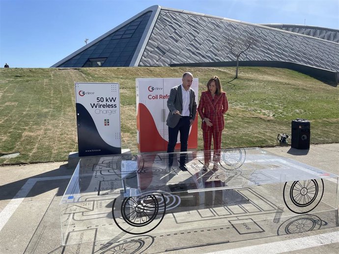 El Director General de CIRCE, Andrés Lombart, y la Consejera de Movilidad del Ayuntamiento de Zaragoza, Natalia Chueca, presentan infraestructuras de recarga de vehículos eléctricos