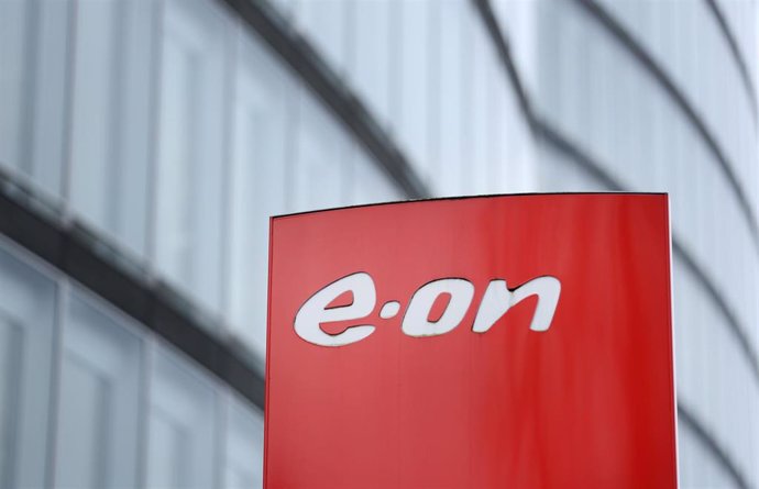 Archivo - Logo de E.ON frente a su sede central en Alemania.