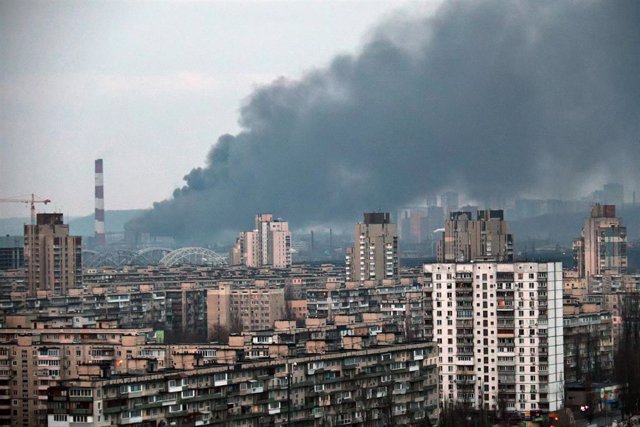 Columnas de humo tras bombardeos rusos sobre Kiev, Ucrania
