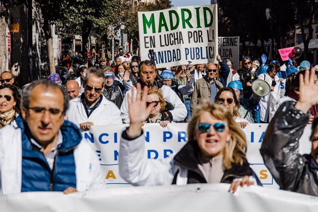 Médicos y pediatras de Atención Primaria y Urgencias Extrahospitalarias con bata blanca sujetan pancartas durante una manifestación para reclamar mejoras en el primer nivel asistencial, a 15 de marzo de 2023, en Madrid (España)