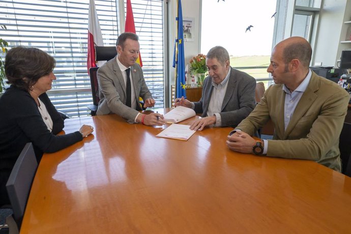 El consejero de Ganadería, Guillermo Blanco, firma un convenio de colaboración con representantes de la Asociación Frisona de Cantabria