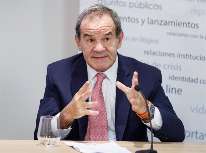 El secretario general Iberoamericano, Andrés Allamand, interviene durante una tribuna informativa de Europa Press