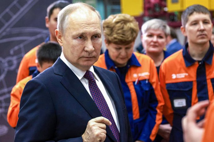 HANDOUT - 14 March 2023, Russia, Ulan-Ude: Russian President Vladimir Putin (L) speaks with workers during his visit to the Ulan-Ude Aviation Plant. Photo: -/Kremlin/dpa - ATTENTION: editorial use only and only if the credit mentioned above is reference