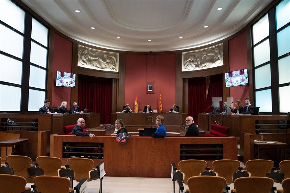 (I-D) Los miembros de la Mesa del Parlamento de Cataluña en la XI Legislatura, Lluís Guidó (Junts); Ramona Barrufet (PDeCAT); Anna Simó (ERC) y Lluís Corominas (Junts), durante la primera jornada del segundo juicio del Tribunal Superior de Justicia de C