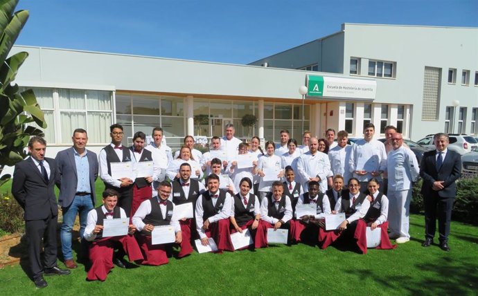 Entrega de los diplomas acreditativos para la obtención del certificado profesional de Nivel 1 a los 30 alumnos de los Itinerarios de Cocina y Camarero de Sala de la Escuela de Hostelería de Islantilla.