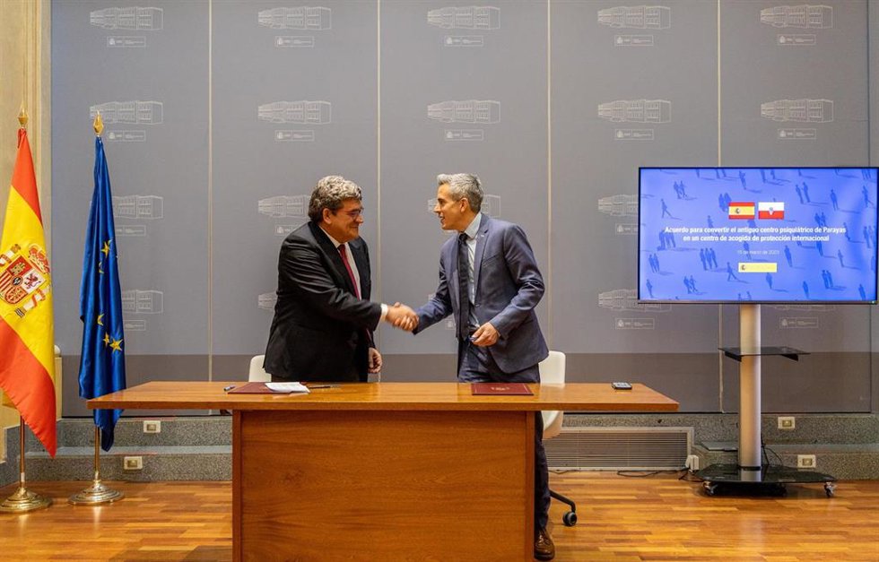 El ministro José Luis Escrivá y el vicepresidente de Cantabria, Pablo Zuloaga, firman el acuerdo de cesión de uso de los 43.500 metros cuadrados donde se localiza el antiguo Hospital Psiquiátrico de Parayas para convertirlo en un centro de refugiados.