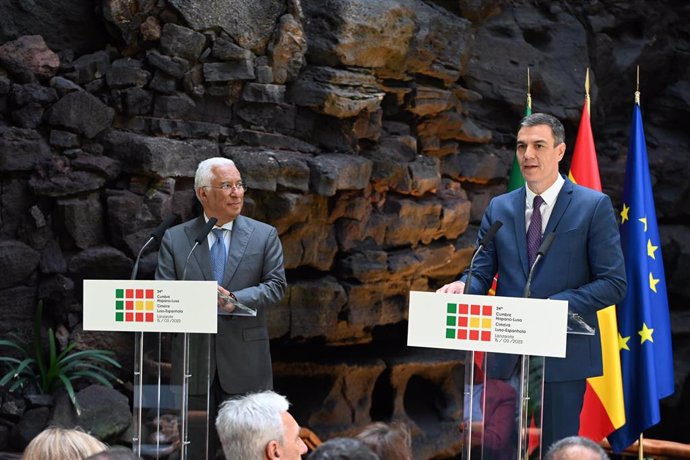 El presidente del Gobierno, Pedro Sánchez y el primer ministro de Portugal, Antonio Costa, comparecen tras la XXXIV cumbre entre ambos países celebrada en los Jameos del Agua (Lanzarote).