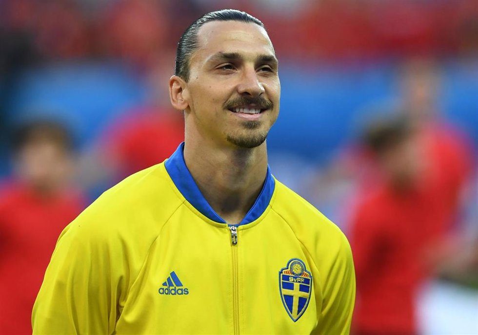 Archivo - El delantero Zlatan Ibrahimovic, antes de un partido con la selección sueca.