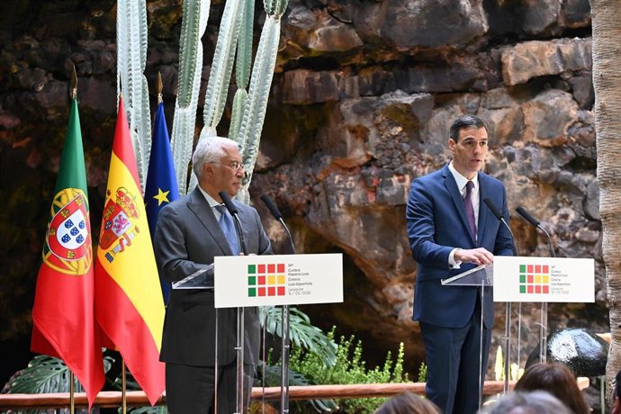 El presidente del Gobierno, Pedro Sánchez y su homólogo portugués, Antonio Costa, durante la rueda de prensa celebrada al final de la XXXIV Cumbre Hispano Portuguesa celebrada en los Jameos del Agua,  Lanzarote.