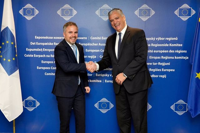 El director general de Relaciones Exteriores de Baleares, Antoni Vicens, y el presidente del Comité Europeo de las Regiones, Vasco Alves Cordeiro.