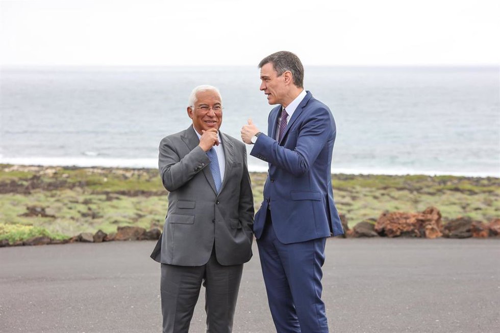 El primer ministro de la República Portuguesa, António Costa (i) y el presidente del Gobierno, Pedro Sánchez (d), a su llegada a los Jameos del Agua, antes de la celebración de la XXXIV Cumbre Hispano-Portuguesa