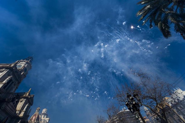 Mascletà de la pirotecnia Hermanos Caballer disparada este miércoles en la Plaza del Ayuntamiento de València.