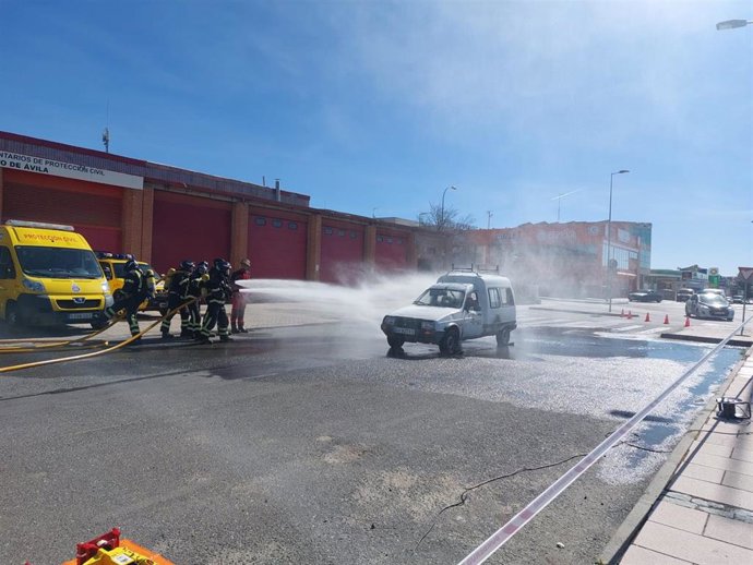Los bomberos de Ávila se forman para intervenir en accidentes de tráfico de vehículos con nuevas tecnologías .