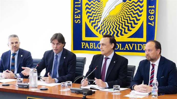 Reunión del consejero de Universidad, Gómez Villamandos, con los vicerrectores de Políticas Sociales.