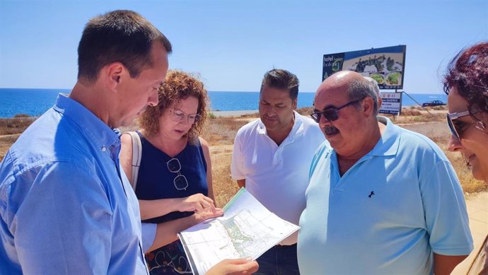 El subdelegado de Gobierno revisa junto la alcaldesa de Garrucha el proyecto para el nuevo paseo marítimo.