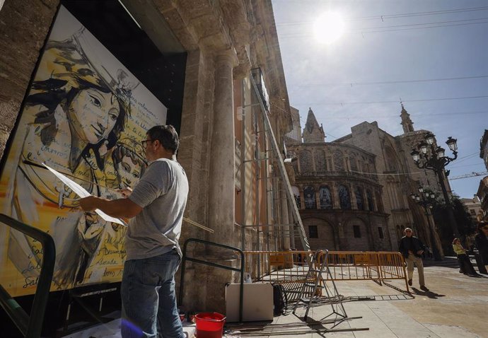 El artista valenciano Luis Lonjedo pinta durante doce horas un cuadro gigante dedicado a la Mare de Déu en la puerta de la Basílica