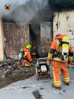 Bomberos trabajando en la extinción del incendio de Riba-roja