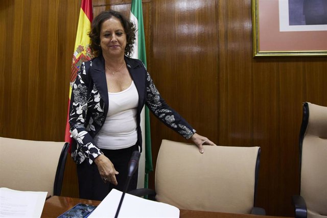 La consejera de Salud y Consumo de la Junta de Andalucía, Catalina García,  tomando asiento en la comisión parlamentaria de Salud y Consumo