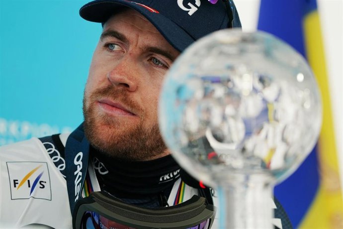 El esquiador noruego Aleksander A. Kilde con el Globo de Cristal en descenso de la temporada 2022-23.