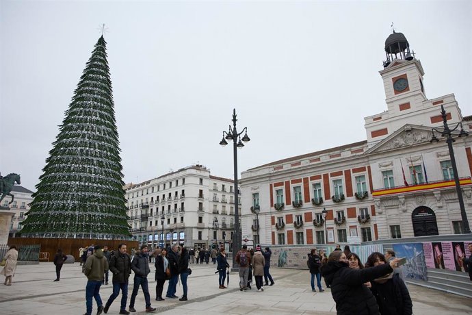Archivo - Varias personas en la remodelada Puerta del Sol, a 4 de diciembre de 2022, en Madrid (España).