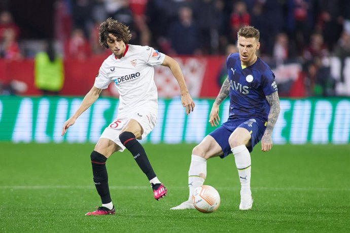 Bryan Gil of Sevilla FC and Serdar Aziz of Fenerbahce in action during the UEFA Europa League round of 16 leg one match between Sevilla FC and Fenerbahce at Estadio Ramon Sanchez Pizjuan on March 9, 2022 in Sevilla, Spain.