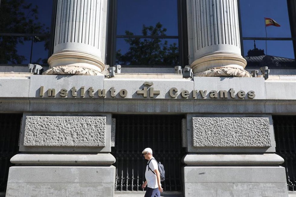 Archivo - Un hombre pasea junto al letrero del Instituto Cervantes en el Edificio de las Cariátides (C/ Alcalá N 49, Madrid).