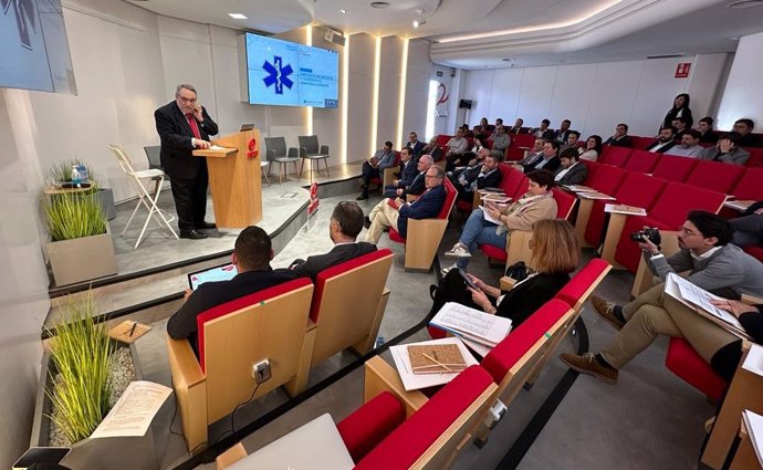 El presidente del Círculo de la Sanidad, Ángel Puente, durante la jornada 'Emergencias médicas y transporte sanitario a debate', organizada por el Círculo de la Sanidad. En Sevilla (España), a 15 de marzo de 2023.