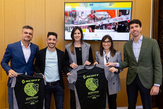 La Media Maratón Ibercaja Ciudad de Zaragoza celebra su 25 aniversario con 3.500 participantes.