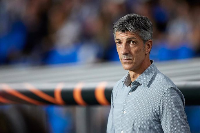 Archivo - El entrenador de la Real Sociedad, Imanol Alguacil, durante un partido de la Europa League 2022-2023.